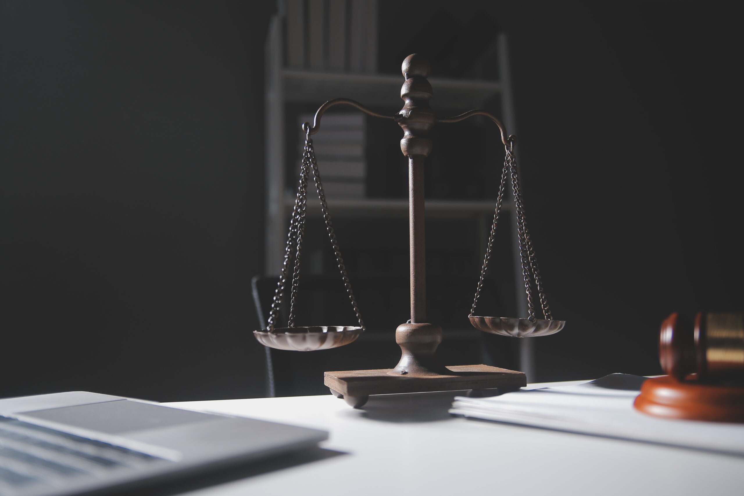 Especialista financeiro realizando verificação de processos judiciais para análise de riscos em financiamentos bancários.