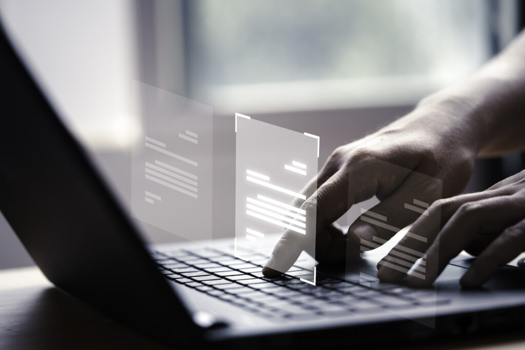 Profissional utilizando sistema automatizado para realizar due diligence e validar a origem do crédito.
