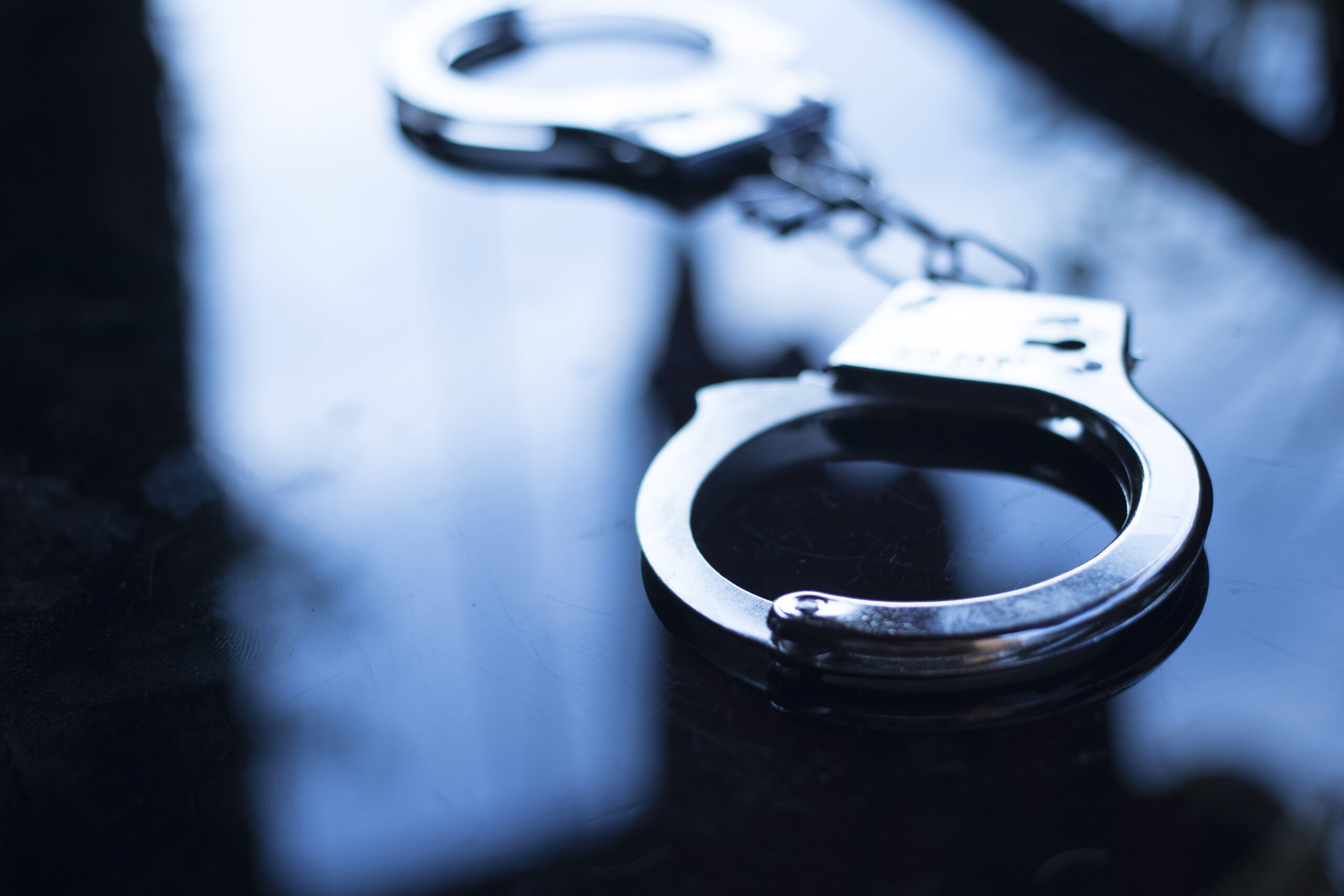 Profissional analisando antecedentes judiciais para avaliar riscos na concessão de crédito empresarial.