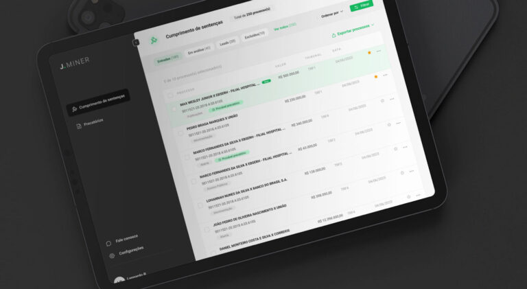 Profissional utilizando laptop com interface digital representando identificação de ativos jurídicos via Miner Precatórios​