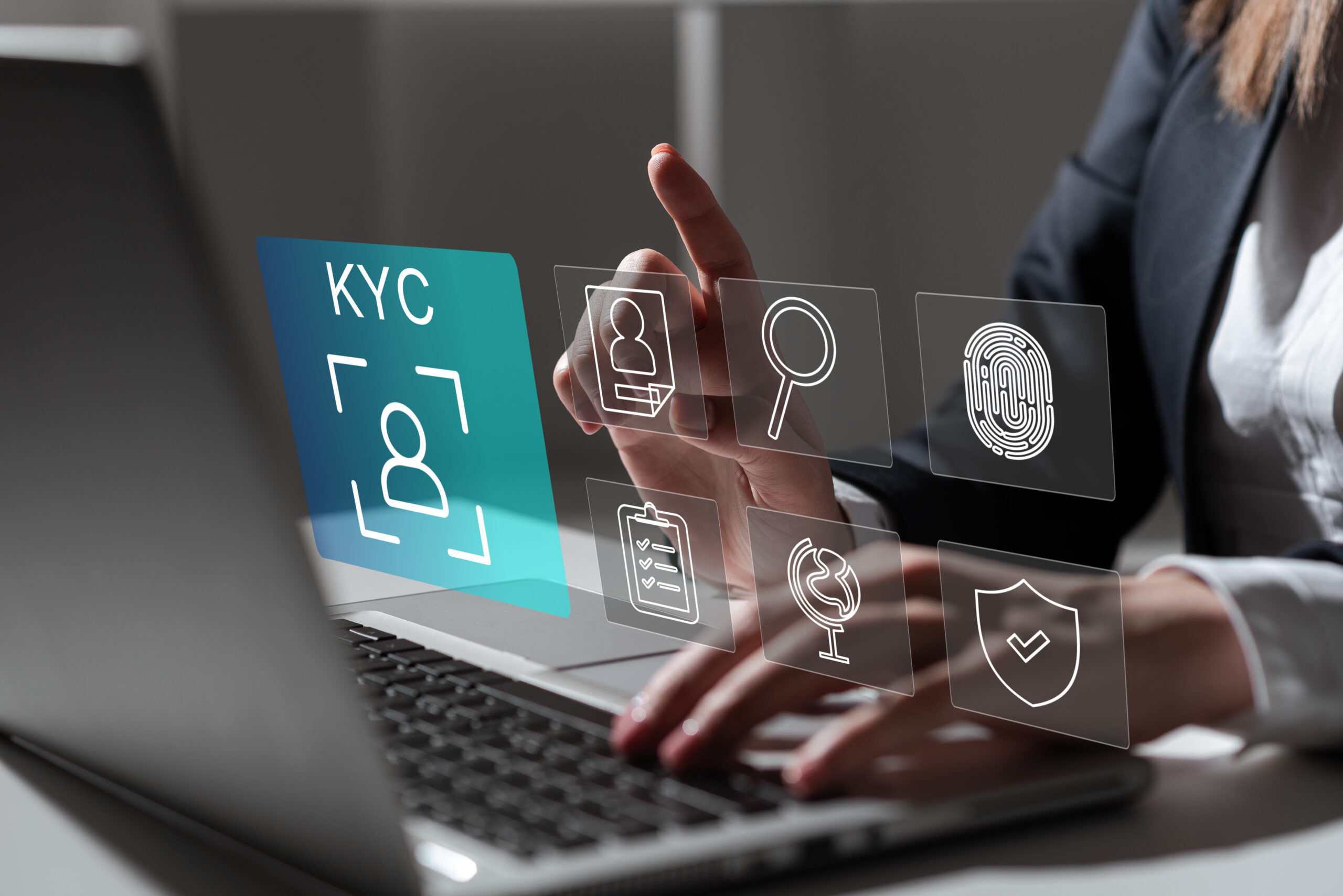 Mulher analisando dados jurídicos em laptop para evitar perdas financeiras.