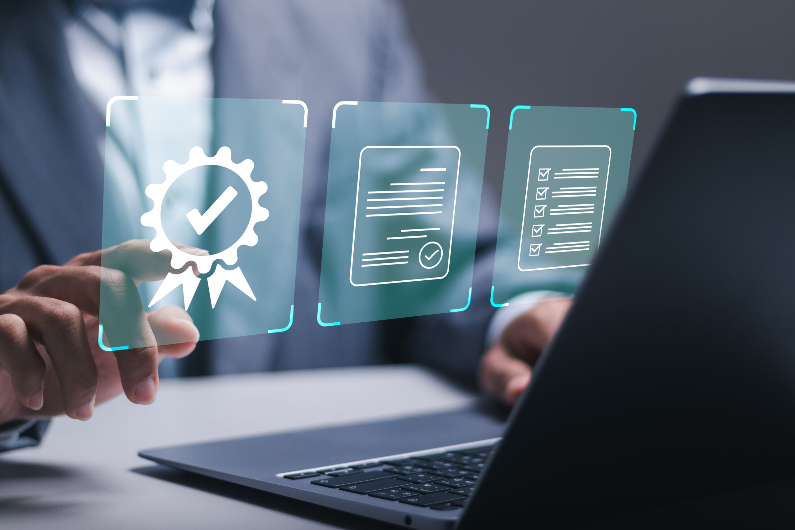 Profissional integrando dados jurídicos por API para fortalecer práticas de compliance empresarial.