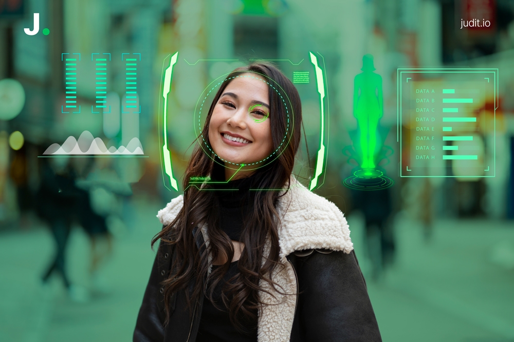 Mulher sorrindo com elementos gráficos de dados e biometria sobrepostos, representando tecnologia de validação e análise de dados jurídicos da Judit.io.