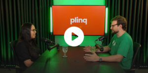 Gravação de podcast da Judit.io com participação da Plinq, com dois convidados conversando em estúdio com microfones